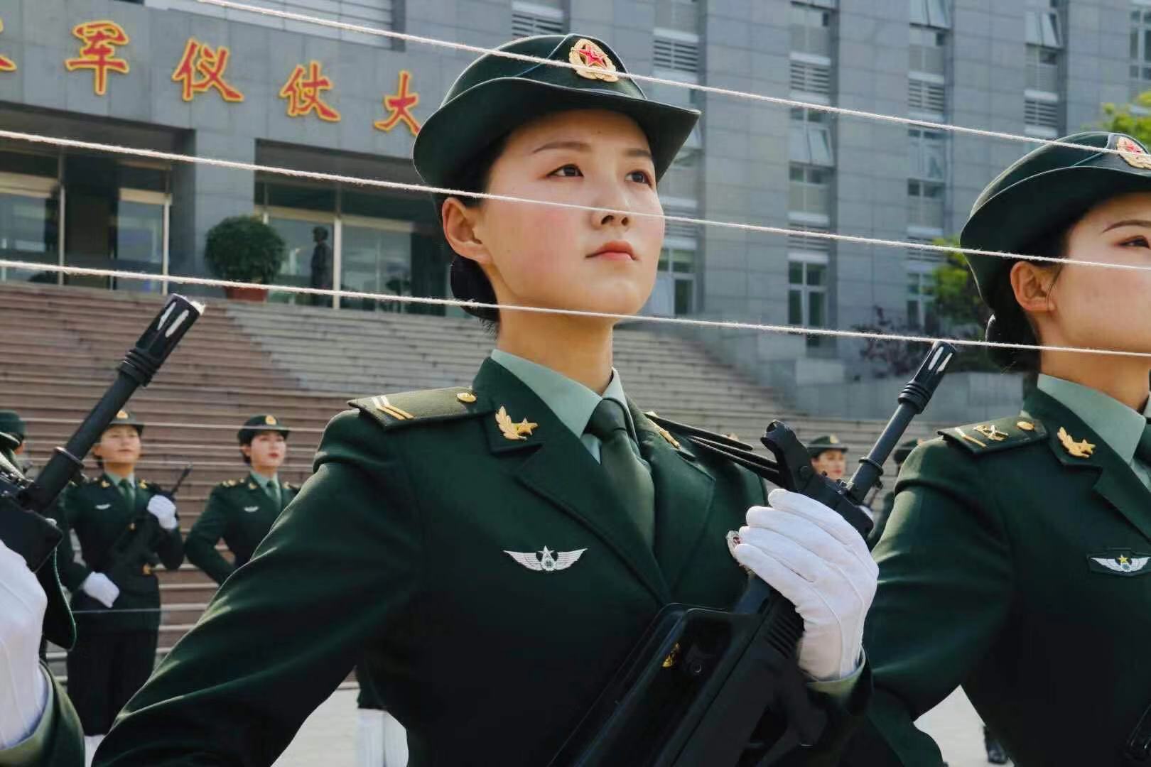 阅兵最美女兵王心语图片