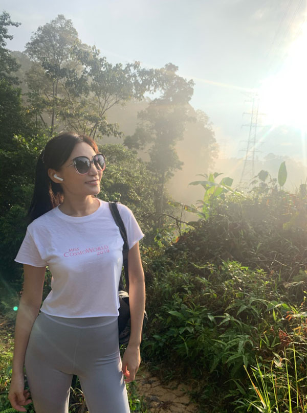 韩昕怡晒登山素颜清纯照露脐上衣包臀紧身裤身材惹火