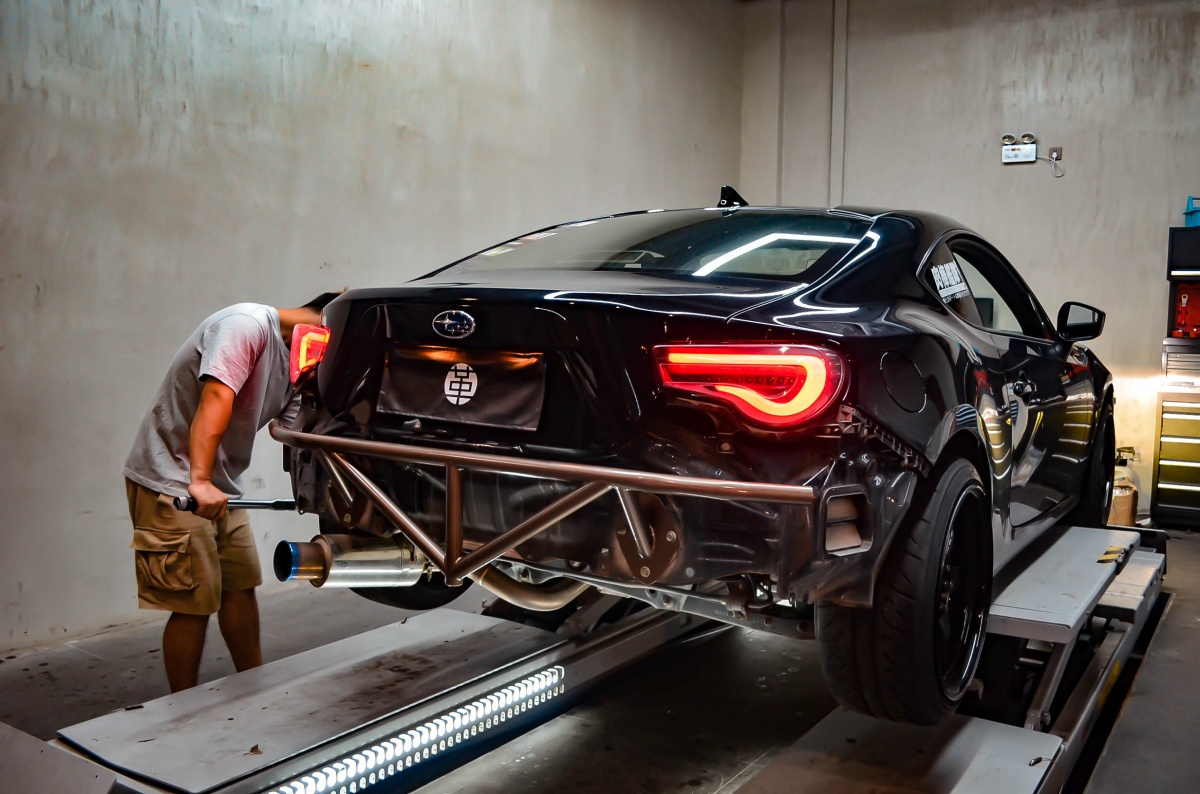 斯巴鲁brz改装酷黑武士,"无后杠"设计标榜最自我个性!