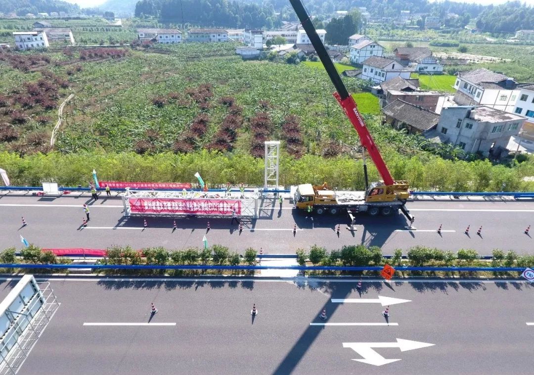 首套ETC门架顺利安装__凤凰网