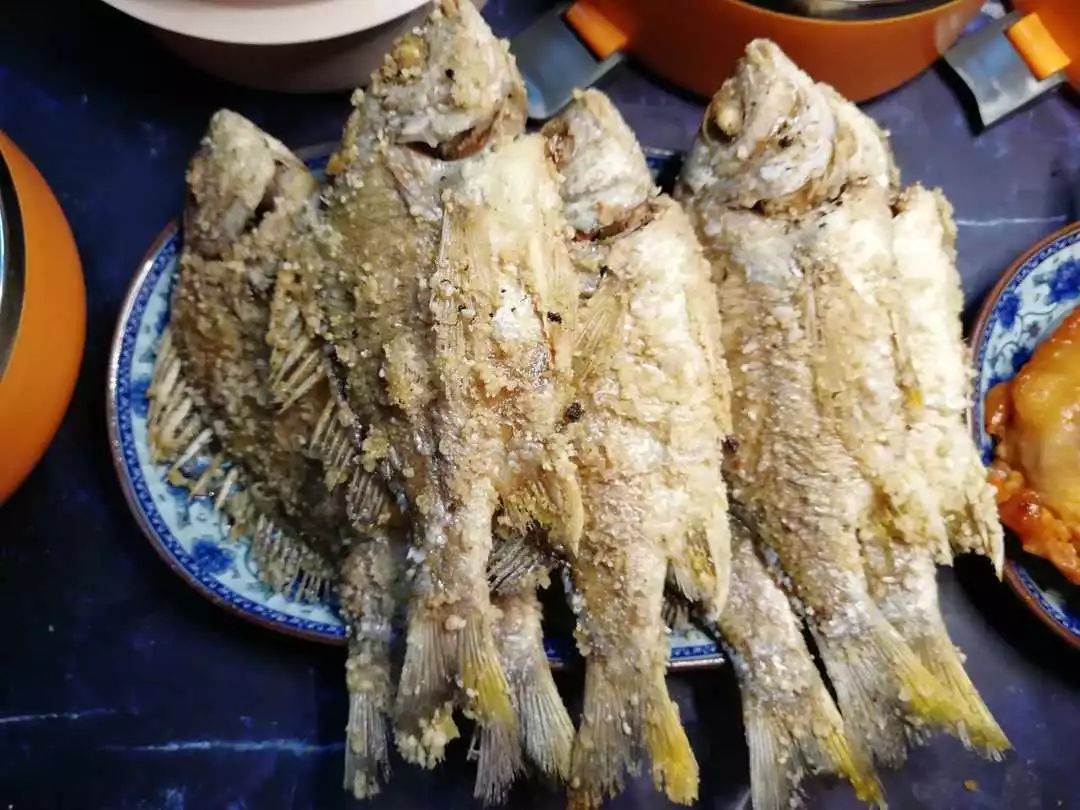 但当年刚为人媳时,夫家姆婆交代祭祀先祖不能有辣椒,那么就将鱼片腌制