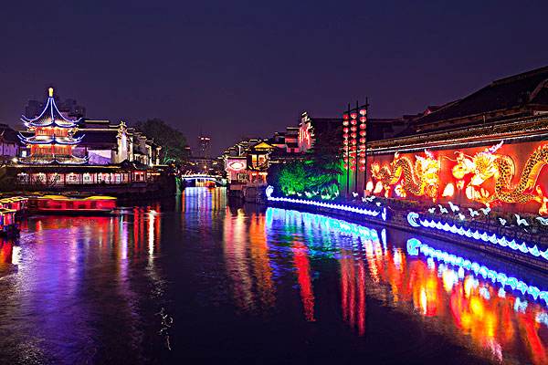 穿越秦淮河的时空,窥探烟花柳巷的历史,一曲哀怨小调袅袅升起哦