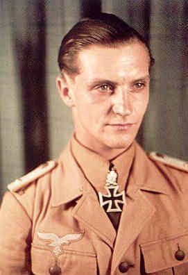 马尔塞尤出生于1919年,进入青春期后,一直以问题少年的形象展现在所有