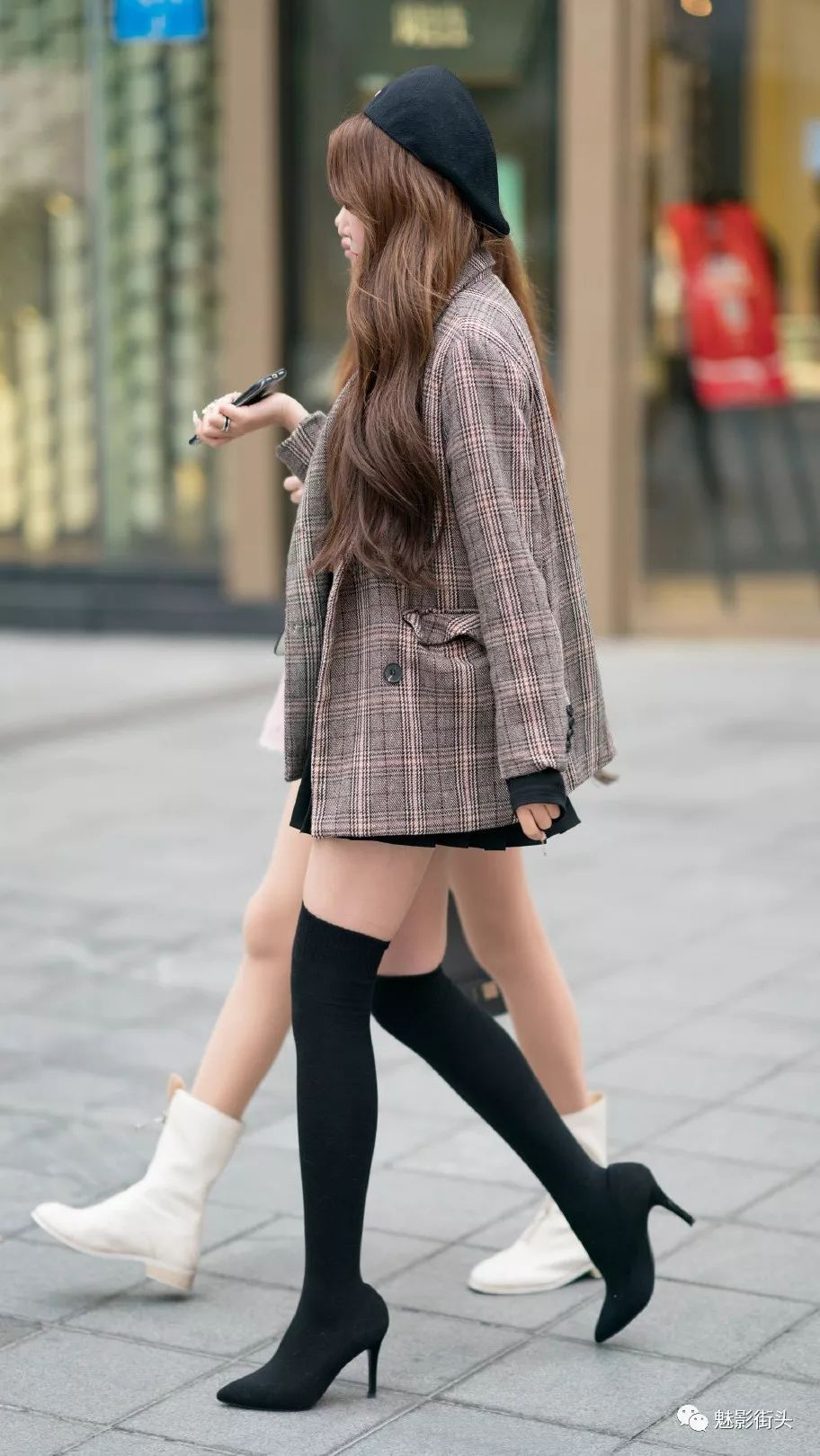 初冬季节这些美女选择袜子靴保暖显腿长提升气质穿出时尚感