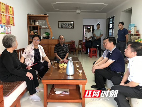 新田:唐军走访慰问老党员,因公牺牲干部家属,省劳模和归侨代表__凤凰