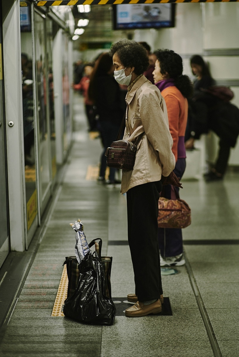 上班族的光影瞬息 捕捉地铁中的疲惫众生相