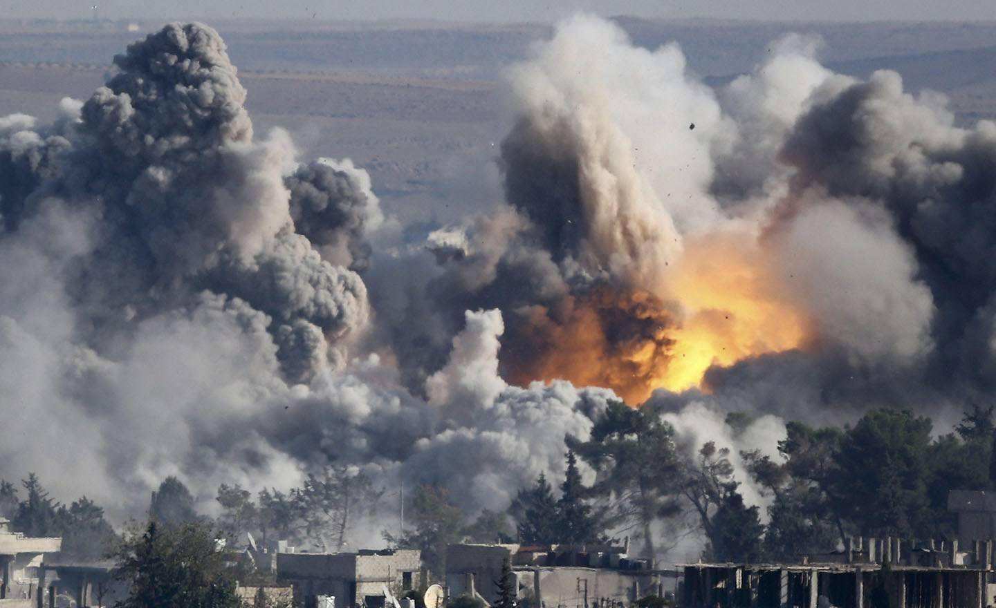 军火库发生20次连环爆炸13万吨弹药被引燃现场火光冲天