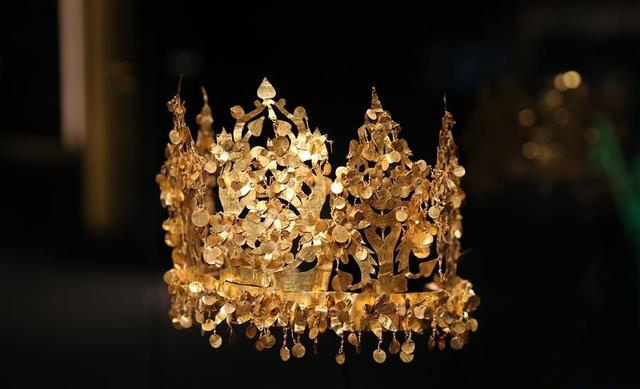 这是11月12日在香港历史博物馆拍摄的展品黄金王冠.