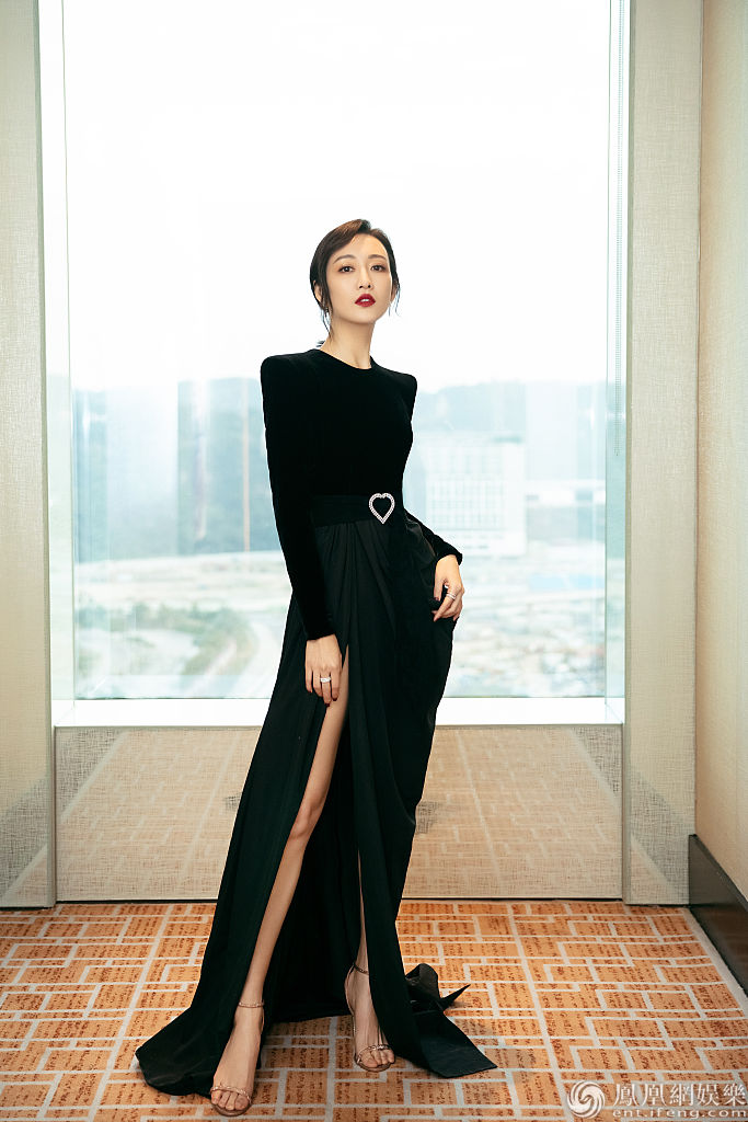 身材优越王鸥穿丝绒礼服拍写真长腿尽显展神秘气质若黑魔仙