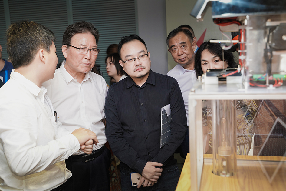 菲伽智能工作人员为闵行区副区长吴斌介绍静力水准沉降监测系统应继伟