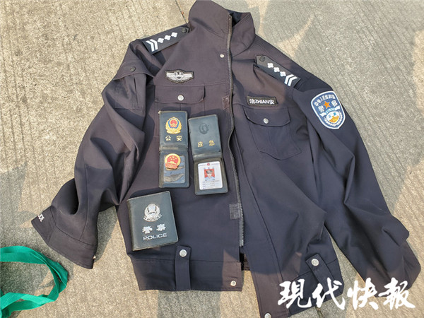 电动车内查出这些物品 镇江一车主跪地大哭.