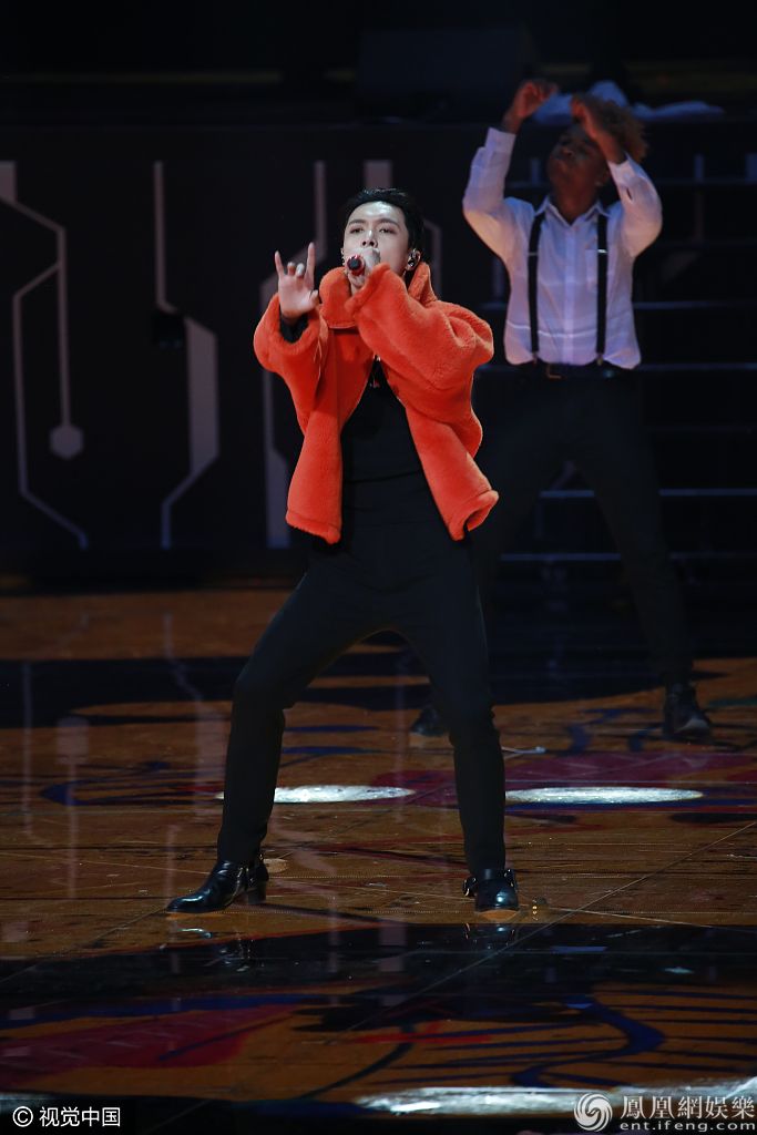 张艺兴穿红色皮草华丽登场热舞秀肌肉气场全开