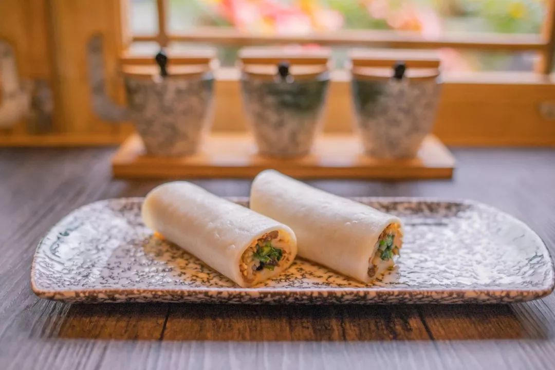 充满云南特色的  东巴土鸡丝饵块 微微软糯夹心,有嚼头又是好味道