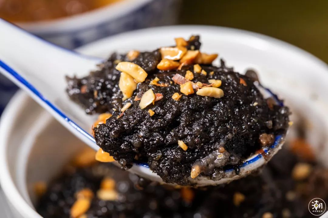 外酥里嫩小酥肉,老手艺处理,成团扔进锅里炸,受热更均匀~ 三合泥,有