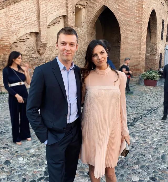 身为f1车手,这个最懂车的男人丹尼尔· 科维亚特为爱女选了这辆车