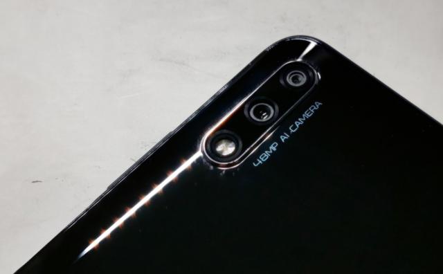 而拍照方面,荣耀9x与vivo z5也是相差甚远,如:荣耀9x前置1600万 后置