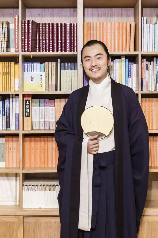 赵崎老师选择了一条同龄人很少会走的道路,当问及正心斋国学书院创立