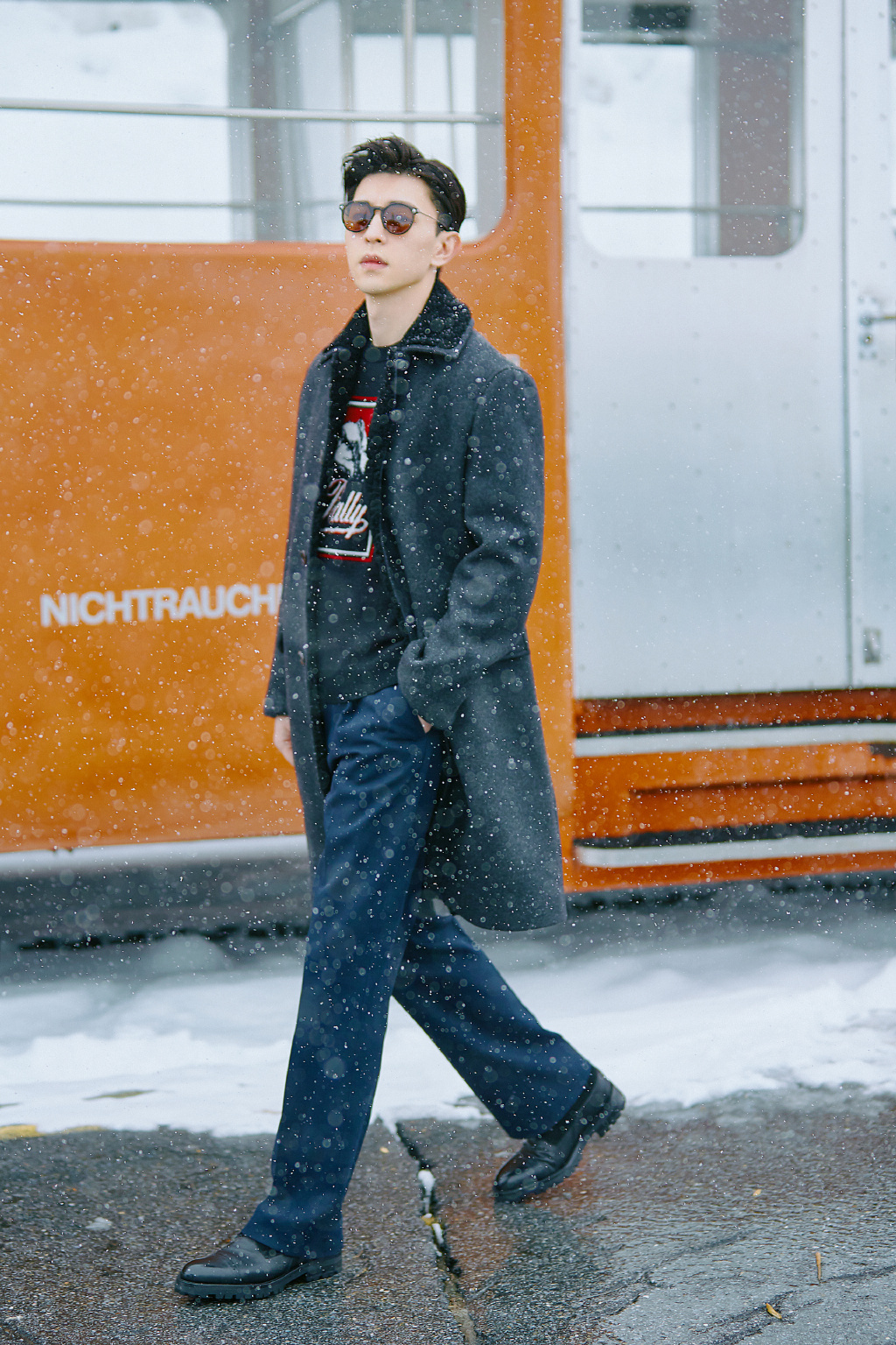 邓伦雪中大片公开眼神凌厉表现力十足