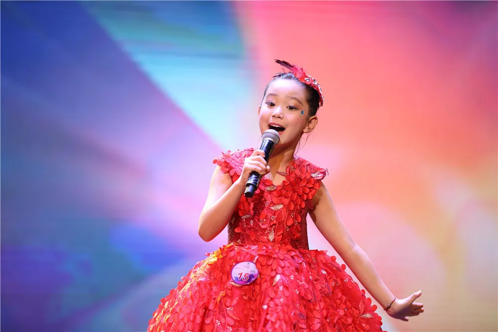的海洋,欢笑的乐园,孩子们稚嫩却娴熟的歌唱技艺迎得了阵阵热烈的掌声