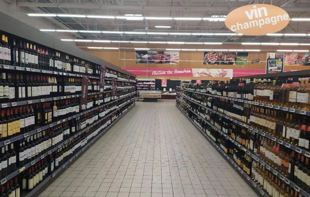 笔者走访的是在法国人气很旺的cora(科拉)超市,以齐全的酒类专柜著称.