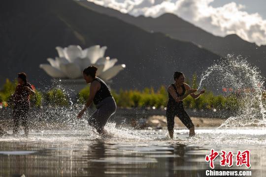 西藏民众迎传统"沐浴节"