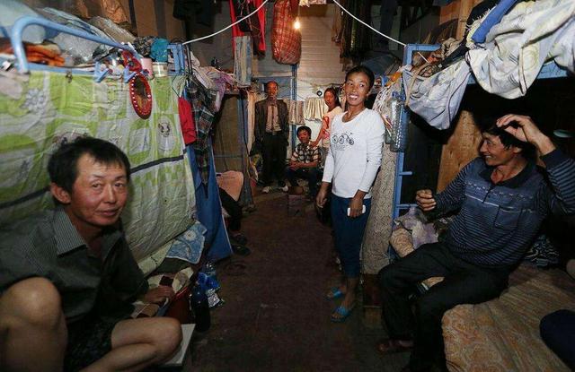 工地农民工夫妻混住现象普遍如此不方便他们为何不去租房
