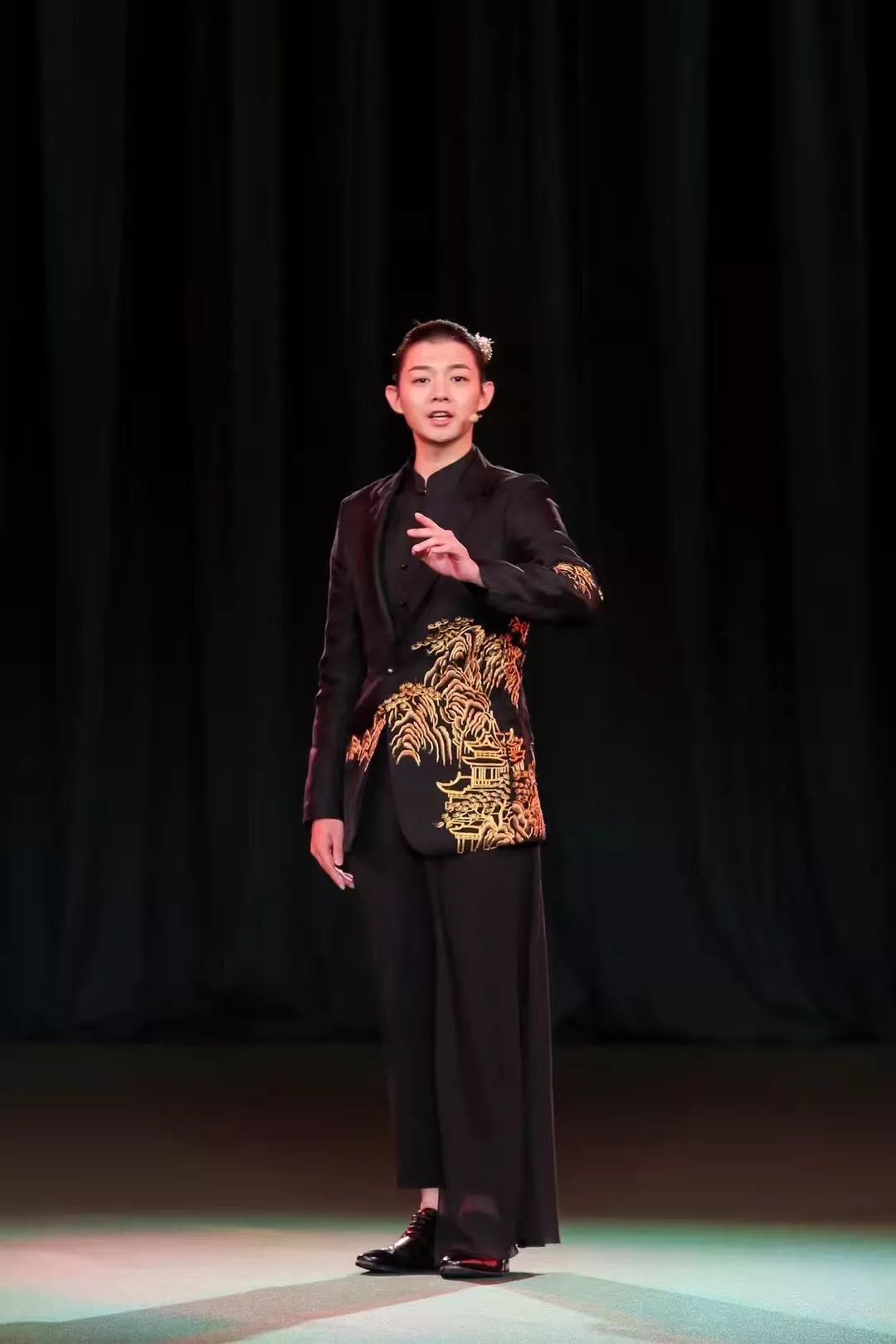 身着盖娅传说高定华服,霍尊盖娅传说巴黎时装周首秀亮嗓《梨花颂》