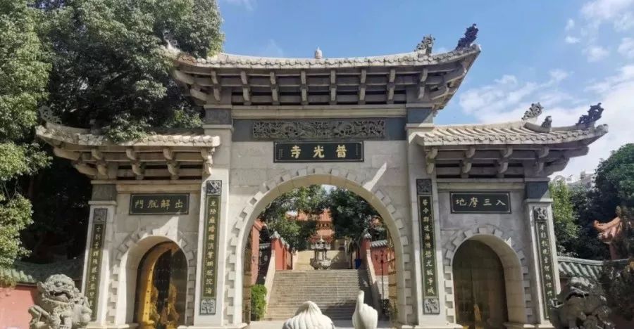 普光寺中的一块碑上 记载了"重建金鸡亭普光寺"的故事