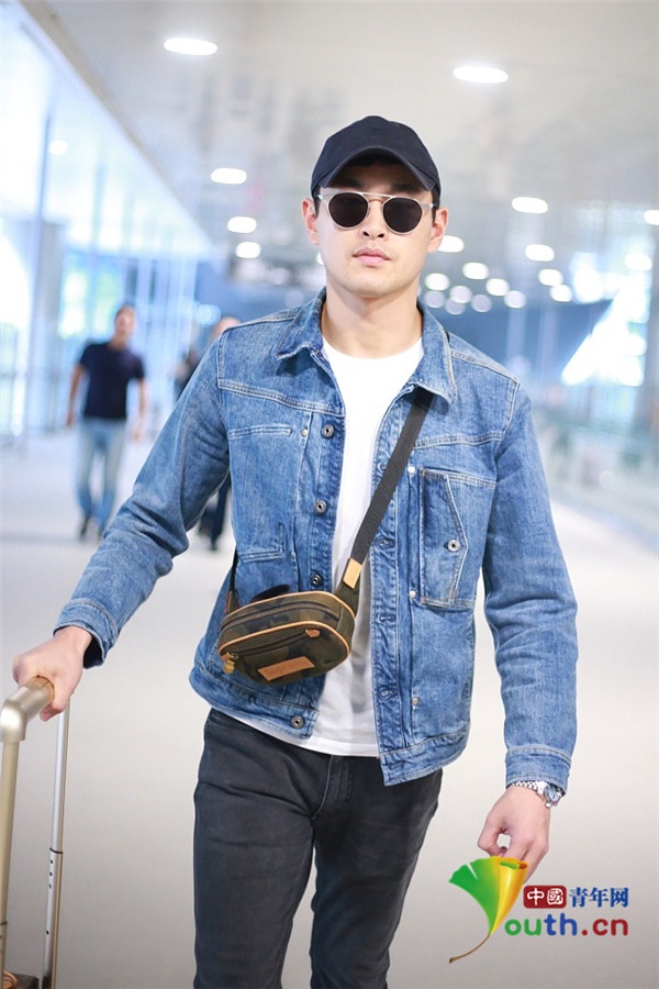 王彦霖造型装备升级素颜穿牛仔衣百搭又减龄