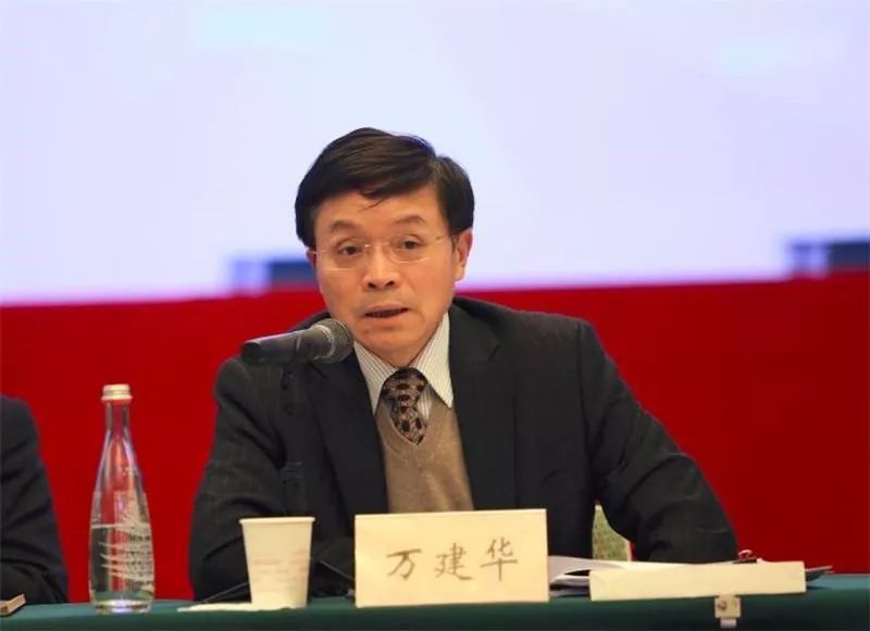 本书作者万建华,是一名资深的金融专业人士,早年就在初创的招商银行中