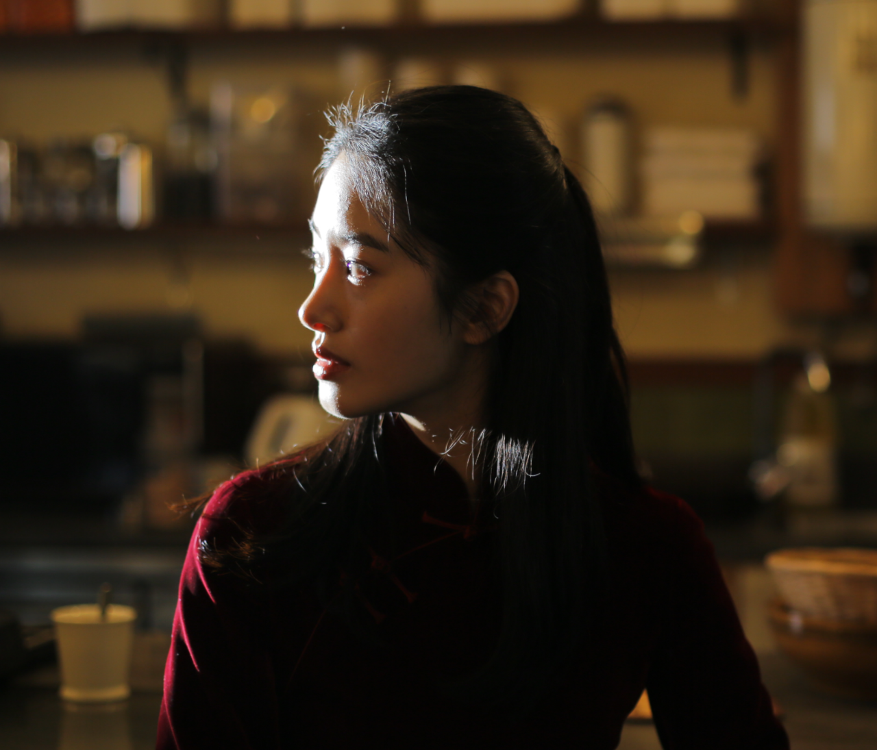 这和罗芸本人的心态很一致:哪怕只有一丝阳光,也要努力活.