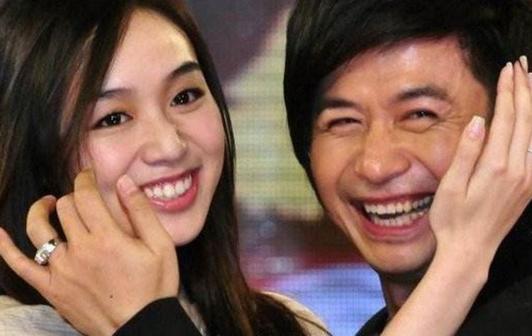 51岁黄舒骏与小24岁妻子近照,求了二十多次婚才成功