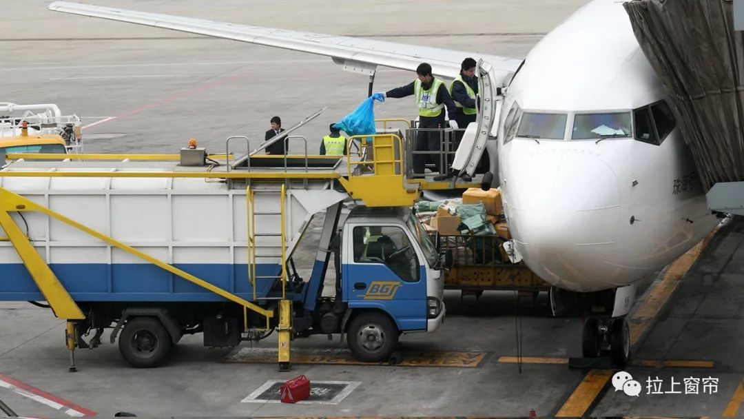 事实上,每当飞机停稳后,垃圾车经常第一个到达.