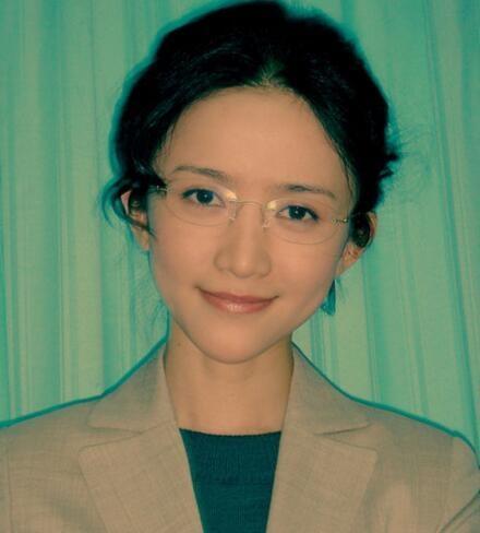 《金婚》张国立的4个儿女,如今她身价过亿,她成为收视女王