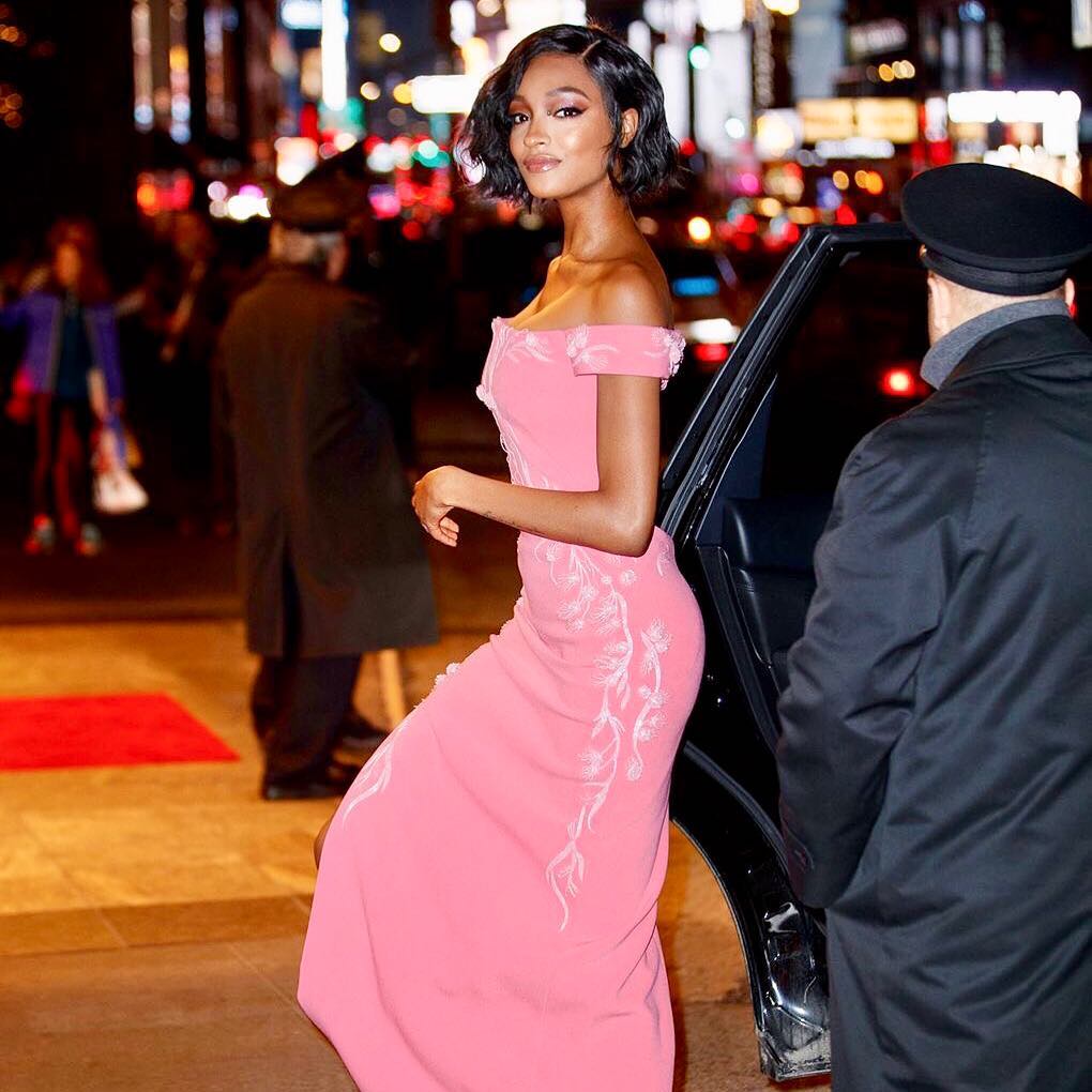 美到爆炸的黑人超模卓丹·邓,衣品和身材一样让人上瘾!