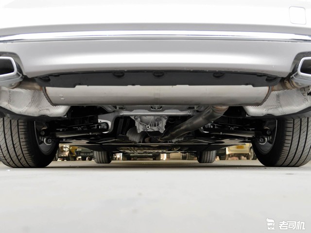 宝马5系前后悬架分别使用了双叉臂式独立悬架和多连杆独立悬架,搭配