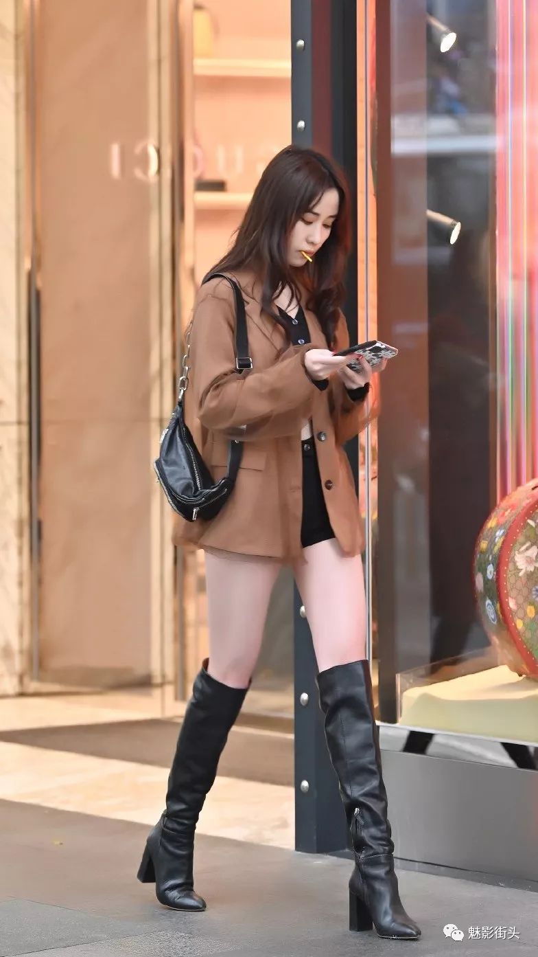 冬天穿高筒靴保暖又时尚美女选择高跟款式的更容易提升气质