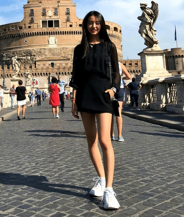 木村拓哉女儿晒美照,意外被"罗圈腿"抢镜,再也不羡慕你腿长