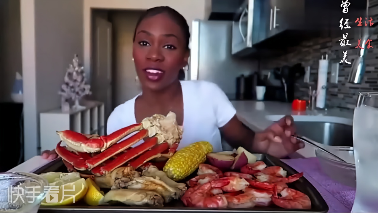 国外黑人美女吃海鲜蘸的酱不会是柠檬水吧