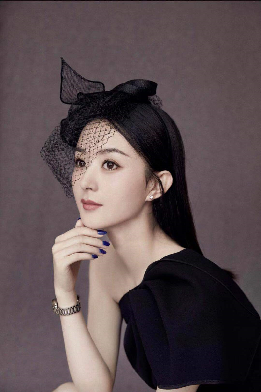 赵丽颖穿露肩裙优雅亮相身材纤细手臂却赘肉明显