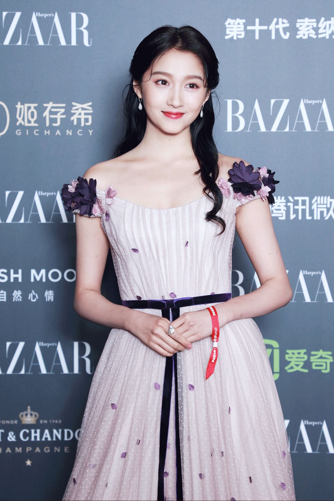 芭莎慈善夜|影楼的盛宴,窗帘的狂欢,关晓彤第68次扑街