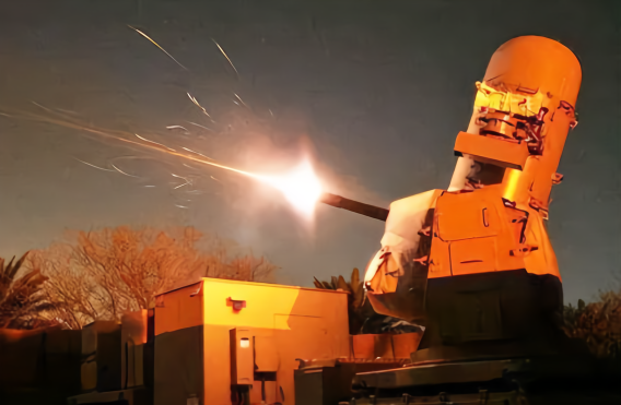 震撼,最强防空机炮夜间拦截,子弹发射照亮夜空