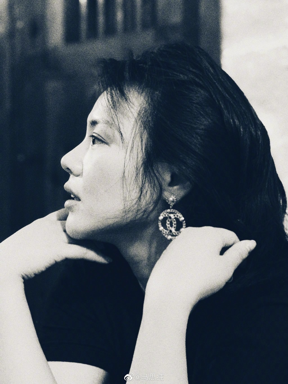 马思纯晒黑白风格美照手托下巴侧颜出镜璨笑嫣然