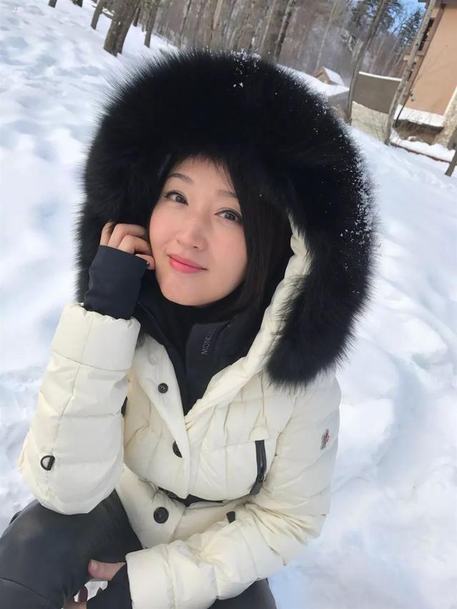 48岁甜歌皇后杨钰莹近照雪地玩耍笑容甜嘟嘴卖萌似少女