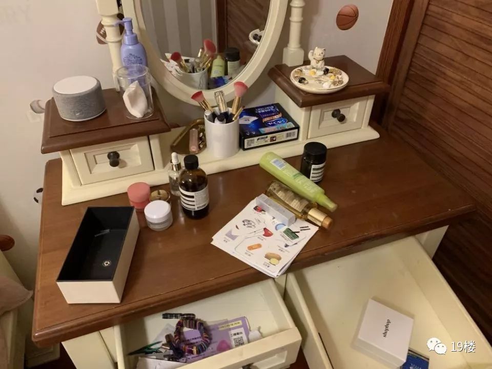 类别对应着卡片摆在地上, 有毒垃圾桶里是倒掉的精华液和掰断的口红