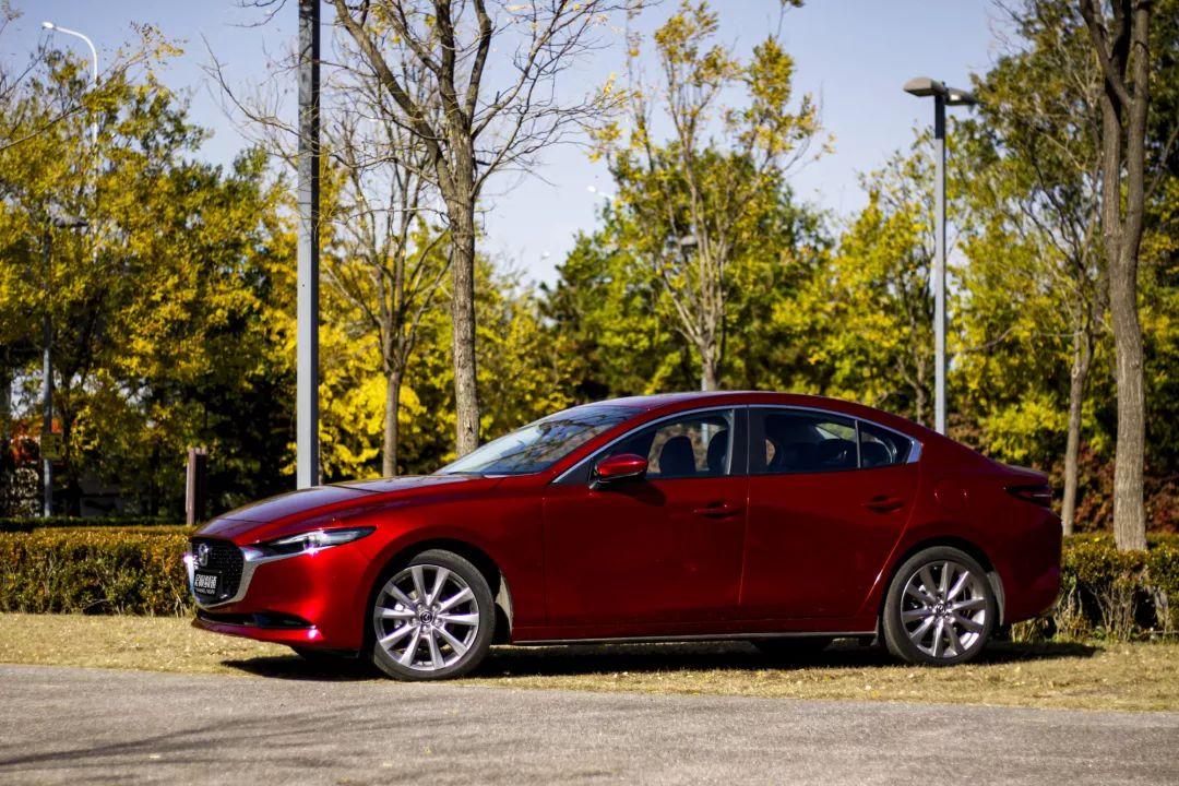 优雅亦犀利,穿上西装的新马3依然是东瀛宝马