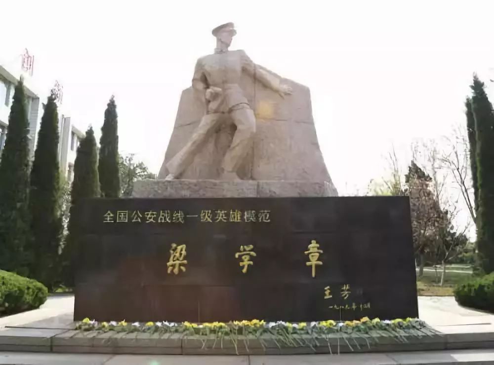 "铿锵有力的敬礼声,表达着在场所有民警对英烈梁学章的无限哀思和敬意