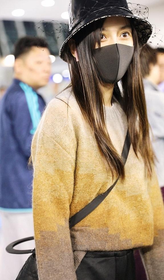 baby赴巴黎时装周戴渔夫帽黑口罩打扮严实俏皮摊手与粉丝互动