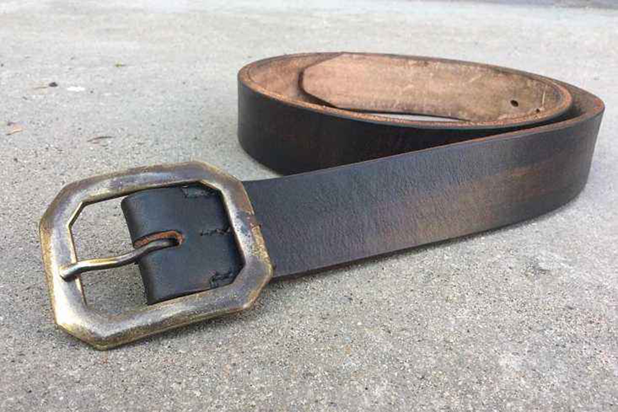 农村赶集,20元一根现割的"牛皮带"很多人都爱买,是真的吗?__凤凰网