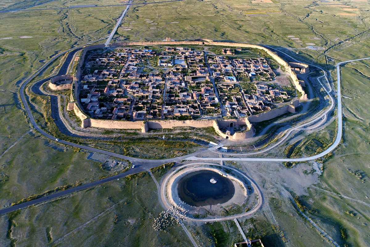 沿着一条穿越戈壁滩的柏油公路行驶约27公里,祁连山余脉下的永泰古城